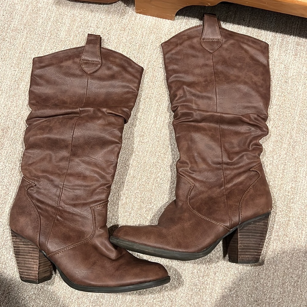 Brown size 11 wide calf boots 3’’ heal